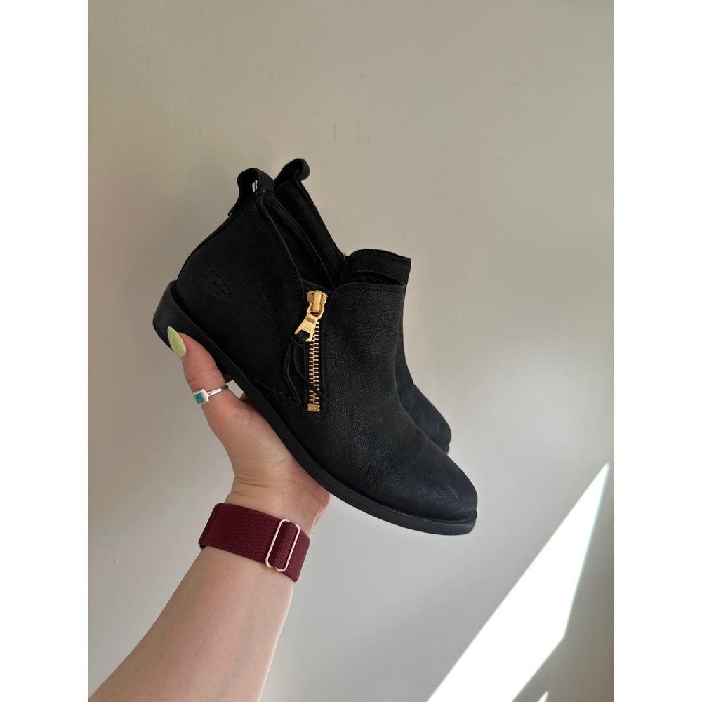UGG Glee Ankle Boots Women 6.5 Black EUC Leather Gold Zip Moto Booties 1020282‎